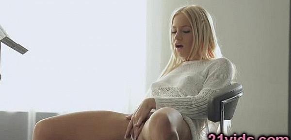  Gorgeous blonde Kiara Lord solo